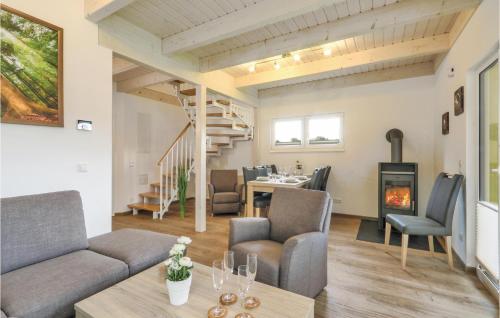 ein Wohnzimmer mit Sofa und Stühlen und einem Kamin in der Unterkunft Ferienhausdorf Thale in Thale