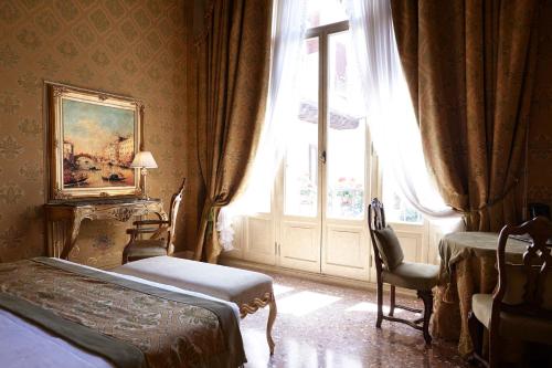 Un ou plusieurs lits dans un hébergement de l'établissement Palazzo Paruta & Wellness Suites