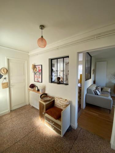 un salon avec un canapé et une chaise dans l'établissement Petite maison de vacances, à Oloron-Sainte-Marie