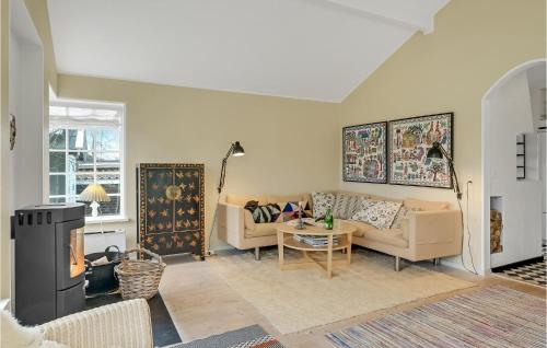 ホーンバックにあるGorgeous Home In Hornbæk With Kitchenのソファとテーブルのあるリビングルーム