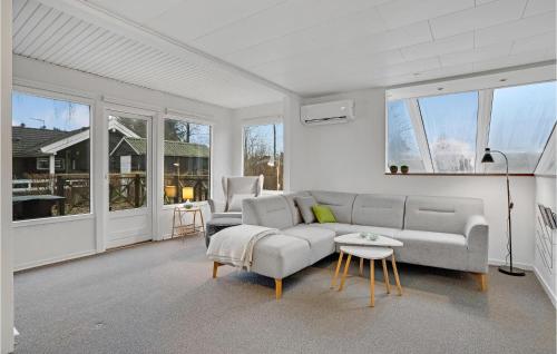 a living room with a couch and a table at Stunning Home In Fårvang With Wifi in Fårvang