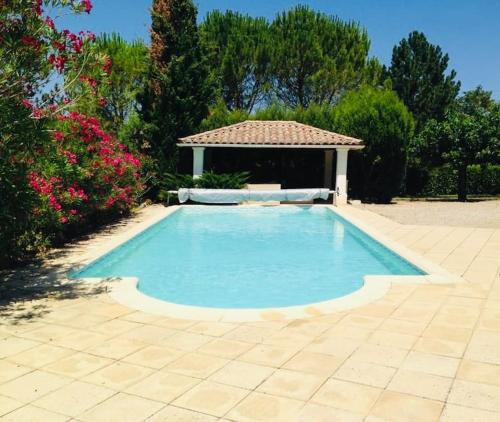 - une piscine avec un kiosque dans la cour dans l'établissement Casa con piscina e giardino, à Saint-André-de-Roquepertuis