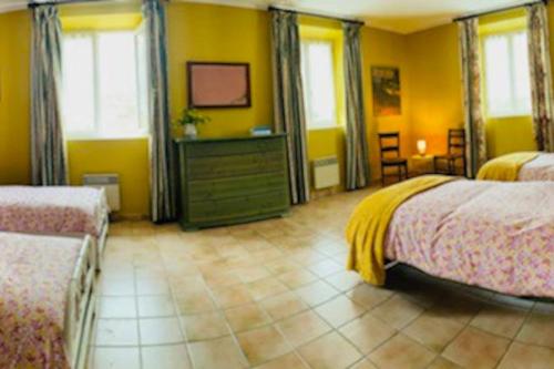 - une chambre avec 2 lits et une télévision dans l'établissement Casa con piscina e giardino, à Saint-André-de-Roquepertuis