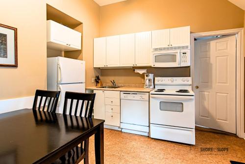 Η κουζίνα ή μικρή κουζίνα στο Mountain View Villas One Bedroom Suite