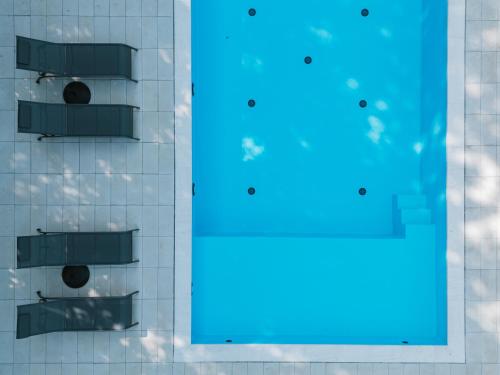 two views of a swimming pool with blue tiles at Leśny Apartament - Shuuumi Las in Chmielno