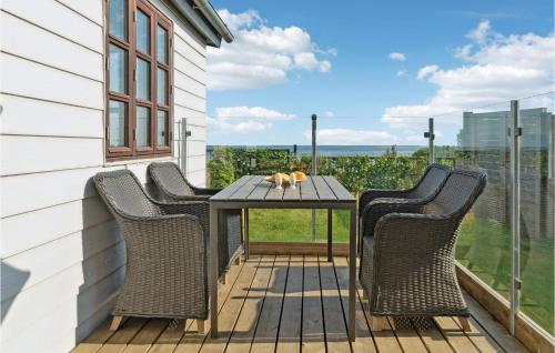 een terras met een tafel en stoelen op een balkon bij 1 Bedroom Stunning Home In Allingåbro in Allingåbro