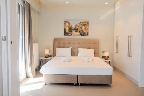 Luxurious minimal apartment in Acropolis