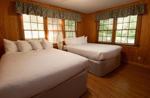 Katil atau katil-katil dalam bilik di Pennyrile Forest State Resort Park