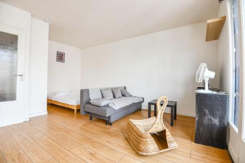 un salon avec un canapé et un lit dans l'établissement Bail mobilité - Studio avec balcon proche Timone, à Marseille