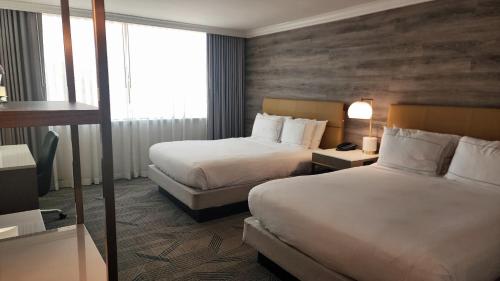 Postel nebo postele na pokoji v ubytování Hilton Durham near Duke University