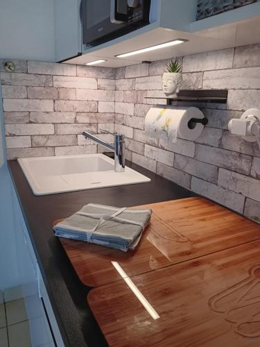 une cuisine avec un évier et un plan de travail dans l'établissement Cottage à Cabourg, à Cabourg