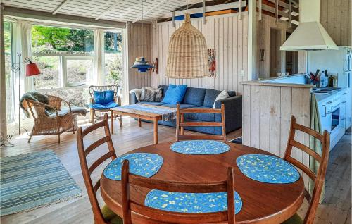 Una cocina o cocineta en 2 Bedroom Beautiful Home In Anholt