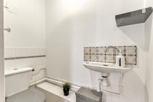 Koupelna v ubytování Le Queen - Wifi - Parking gratuit - Climatisation - Central - Tout équipée