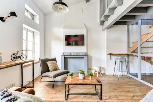 - un salon avec une chaise et une cheminée dans l'établissement Le Queen - Wifi - Parking gratuit - Climatisation - Central - Tout équipée, à Carcassonne