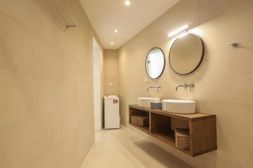 アギオス・ゲオルギオス・パゴンにあるMagdachris Luxury Roomsの洗面台が2つと鏡があるバスルーム