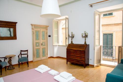 a living room with a table and a dresser at Honoré de Balzac in Alghero
