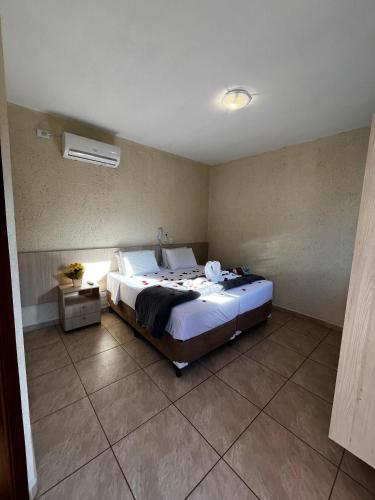a bedroom with a large bed in a room at Stallage Hotel in São Pedro