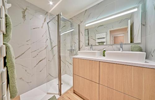 une salle de bain avec deux lavabos et une douche dans l'établissement L'Escale-Appartement Saint-Tropez-4 personnes- Piscine-garage, à Saint-Tropez