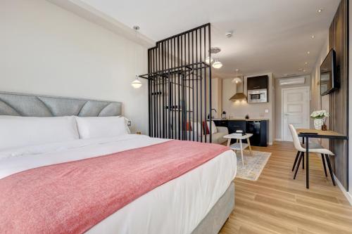 Postel nebo postele na pokoji v ubytování Palm Suites