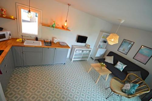 Kuchyňa alebo kuchynka v ubytovaní Ferienwohnung in Costa Calma mit Terrasse, gemeinsamem Pool und Grill