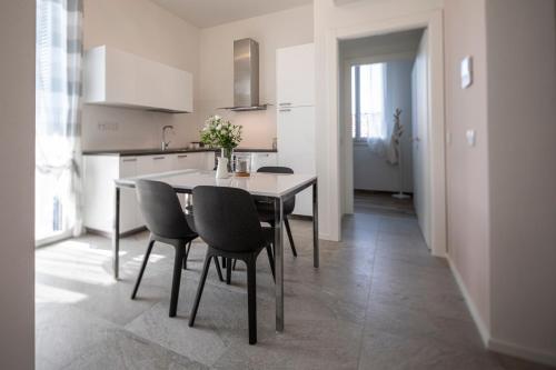 a kitchen with a table and chairs in a room at CA' DEL RE SCARTOZZ in Gavirate