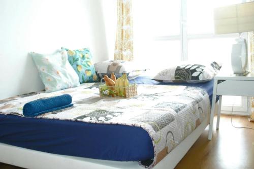 - un lit avec une couette bleue et blanche et un panier dans l'établissement 5 Star Beautiful Premuim Appartment, Évry-Courcouronnes