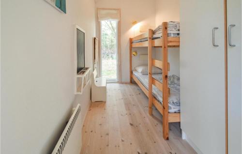 Ένα ή περισσότερα κρεβάτια σε δωμάτιο στο Lovely Home In Askeby With Wifi