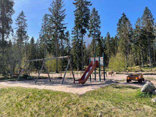 Area giochi per bambini di Ferienhaus Smultronsställe Hjo, Vättern