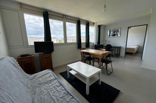 - un salon avec un lit, une table et une table dans l'établissement Nice T2 in the heart of Caen, à Caen