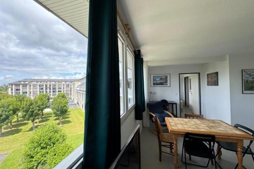une pièce avec une table, des chaises et une fenêtre dans l'établissement Nice T2 in the heart of Caen, à Caen