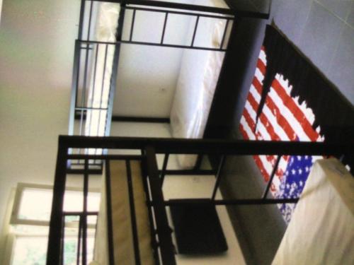 un escalier avec un drapeau américain sur le mur dans l'établissement Le chêne vert, à Saint Alban Auriolles