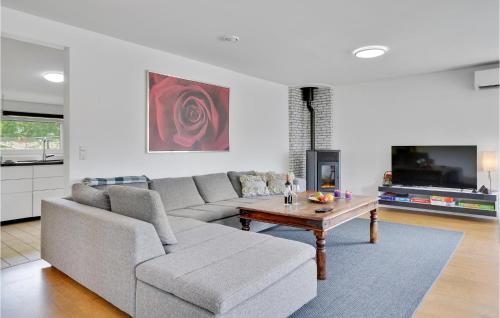 Χώρος καθιστικού στο Amazing Home In Frederiksværk With Wifi