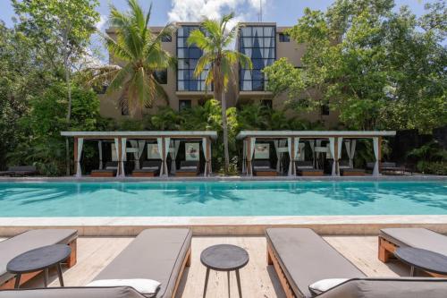 een zwembad voor een gebouw bij Arthouse Tulum Iconic Apartment Beach Club Access in Tulum