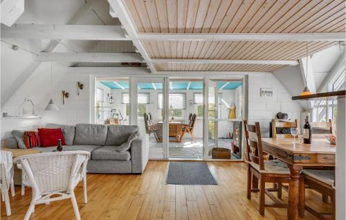 un soggiorno con un divano e un tavolo di Holiday Home Svalevej Brenderup Fyn Iv a Skovs-Højrup