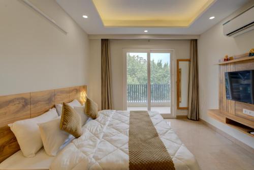 a bedroom with a large bed and a television at The Lodgers Luxury 1 BHK Serviced Apartment Near Golf Course Road Gurugram in Gurgaon