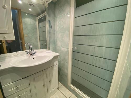 une salle de bain avec un lavabo et un miroir dans l'établissement Charmant T2 avec Terrasse, Clim, Parking et Wifi - FR-1-503-155, à Balaruc-les-Bains