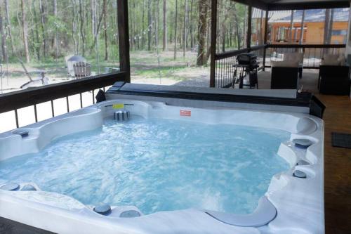 Bazén v ubytování The NEW Luna Lodge in Broken Bow nebo v jeho okolí