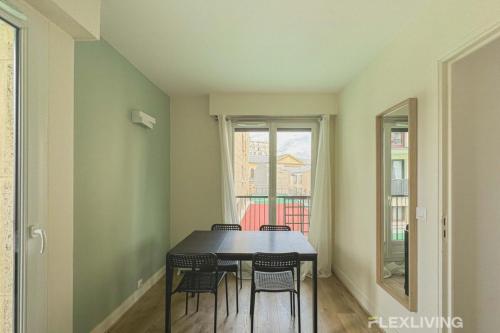 une salle à manger avec une table et des chaises et une fenêtre dans l'établissement Flexliving - room - Croix Nivert, à Paris