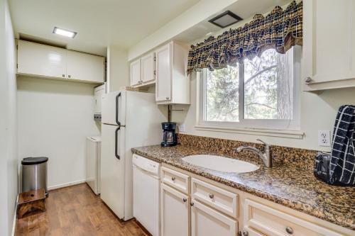 Η κουζίνα ή μικρή κουζίνα στο 1 Mi to Beach Cozy Incline Village Condo!