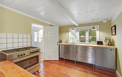 Η κουζίνα ή μικρή κουζίνα στο 3 Bedroom Cozy Home In Nysted