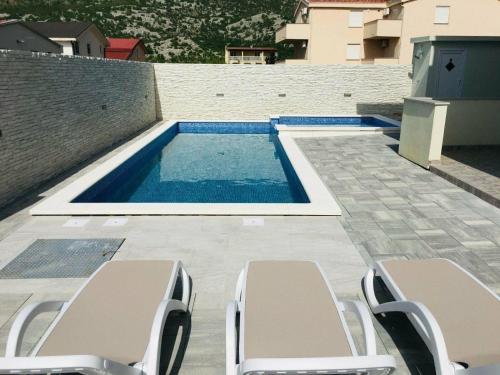 Ferienwohnung mit Pool für 5 Personen nur 200 Meter vom Meer entfernt