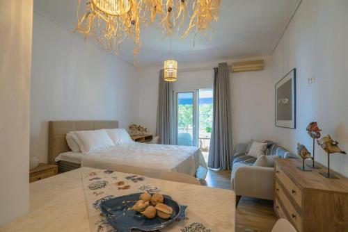 sypialnia z 2 łóżkami i salon ze stołem w obiekcie Fili's Cozy Place in Malaki w mieście Malaki