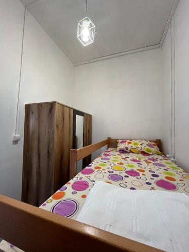 Un dormitorio con una cama con una colcha colorida. en Apartman sm, en Herceg-Novi
