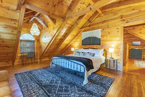 Кровать или кровати в номере Buck Board Lodge w/ Hot Tub, Fire Pit & Game Room!