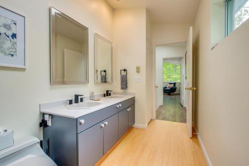 un baño con lavabo y espejo en Modern Waterfront Home - 1 Mi to Cave Point Park!, en Jacksonport