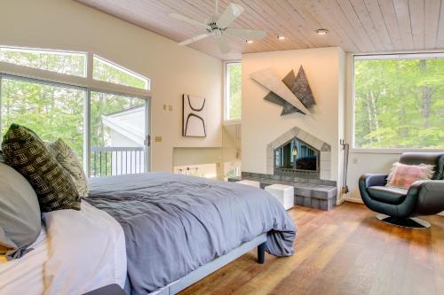 Un dormitorio con una cama y una chimenea. en Modern Waterfront Home - 1 Mi to Cave Point Park!, en Jacksonport