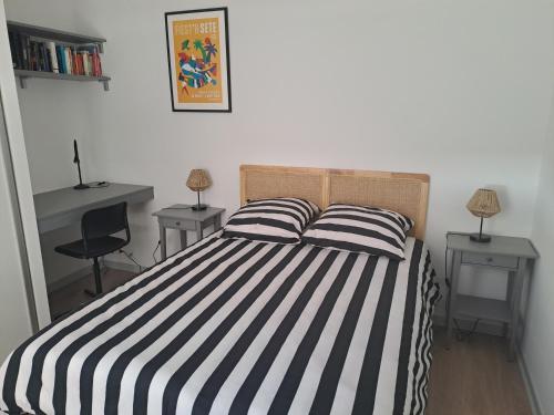 une chambre avec un lit avec deux tables et deux lampes dans l'établissement L'Oustal de Provence, à Sète