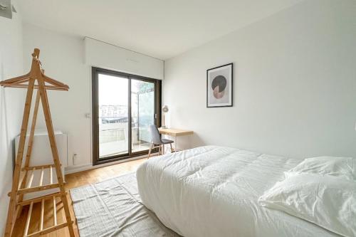 - une chambre avec une échelle, un lit et un bureau dans l'établissement Flexliving - room - Hillairet, à Paris
