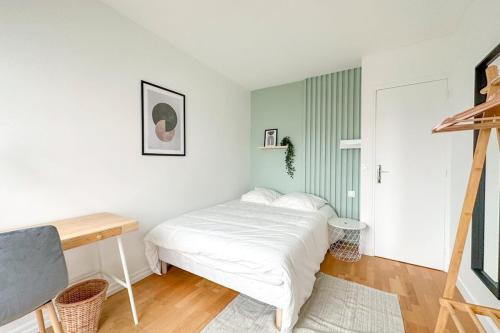 une petite chambre avec un lit et un bureau dans l'établissement Flexliving - room - Hillairet, à Paris