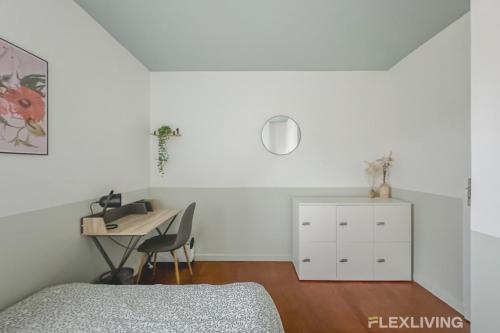 - une chambre avec un bureau, un lit et une table dans l'établissement Flexliving - room - Losserand, à Paris